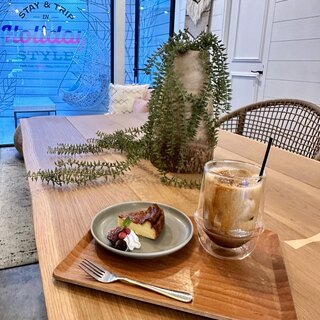 The Holiday LOUNGE_0