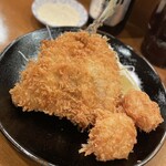 檍食堂 - 超特大アジフライと帆立フライ。このお皿はとんかつ用の大皿ですw