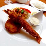 ダイニング＆カフェ ランデブーラウンジ - どんっと大きな海老フライ