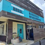 BRUAL - お店の外観。駐車場は3台分あるが、ちょっと狭いので…。