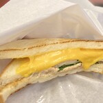 CAFFE VELOCE - 食パンは、3枚重ねで斜め切り。
                        トーストしたてでアツアツ！
                        シーチキンと、とろ〜りチーズは
                        どちらもタップリ入ってますね(*'▽'*)