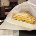 CAFFE VELOCE - モーニングセットのAセット(税込480円)。
                        ・とろ〜りチーズ&ツナのトーストサンド
                        ・アイスコーヒー