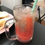 ラフィーの美しい森 - 焼けたからだに突き刺さるウェルカムドリンクのバジルシード入り生グレープフルーツジュース