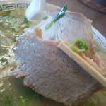 ﾁｬｰｼｭｰは豚ﾛｰｽ肉で、硬めの肉らしい歯応え。申し分ないﾎﾞﾘｭｰﾑ感