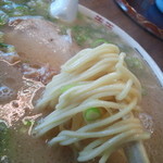 ちょい太めの中細麺か、中麺クラスのストレート麺。麺の存在感も言うことなし