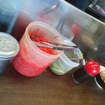 ふくちゃんラーメン - 卓上にはﾗｰ油和えの辛子生ﾆﾗ、紅ｼｮｳｶﾞ、ﾆﾝﾆｸﾁｯﾌﾟ、ｺｼｮｳが置いてある。