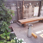 ふくちゃんラーメン - 店外行列用に、屋根付き待合コーナーが設置]されていた。