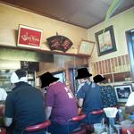 ふくちゃんラーメン - L字カウンター、テーブル席の構成。年季入った内装。【2013年8月】