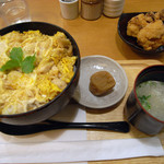 Tori Sanwa - 香草美水親子丼　680円　としお唐揚げ　美味しい梅干しとスープがついてきました。