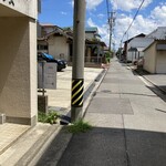 すみっこベーカリー - 大通りからは看板チラリ
