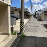 215493930 - 大通りからは看板チラリ