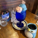 ピージーカフェ - アイスコーヒーもペンギンのマグカップ