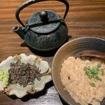 鉄板焼き 牛鳴 - 〆のご飯はガーリックライスと塩昆布のお茶漬け