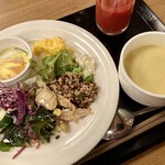 Himeshara - 温泉卵グラタン風　サラダ(キヌアもあり) コーンスープ　トマトジュース