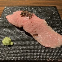 鉄板焼き 牛鳴 - お腹が空いた状態で着席するので染み入る肉寿司　添えてあるわさびも香り高くとっても美味しいビールの宛て