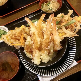 Don't miss the [Ten-don (tempura rice bowl)], which is cost-effective and has a large volume, at Tai-chan! !