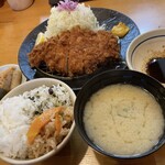 Tonkatsu Tamafuji - 熟成ロース160g定食 ご飯3種盛り 味噌汁生わかめ豆腐