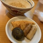 とんかつ玉藤 - ゴマと漬物（ピリ辛小茄子 タケノコ ごぼう）