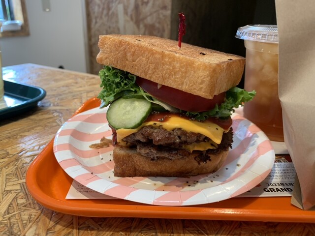 新感覚、四角い食パンがバンスのクラフトバーガー』by しんのすけ08