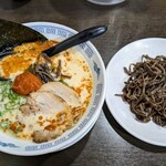 Isshindou - 赤ラーメン780円＋キクラゲ100円