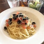 ロ・スパッツィオ - フレッシュトマトと黒オリーブの冷製カッペリーニ
