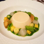 オーグードゥジュール メルヴェイユ - 前菜（ブランマンジェの上に牡丹海老、マンゴー、ミントのマリアージュ 緑野菜のクーリーで）