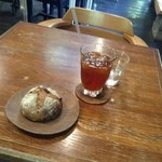 レーズンとクルミのパン＆アイスティー