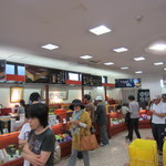和泉屋 - 休日の観光地のお土産屋さんとあってカステラを始めに長崎名物のお土産がたくさん並ぶ店内はお客様でいっぱいでした。