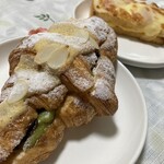 すみっこベーカリー - クロワッサン生地が一枚一枚おいしい