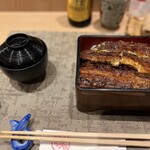 鰻家 - この蓋の先に肝吸いが。その上品な口当たりと旨みに衝撃を受けました。その為か、中身の写真撮り忘れました。。。