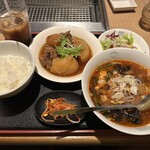 Chousen Hanten - 【2023.8.26(土)】日替わりランチ（牛スジ煮込み＋サンラータンメン）790円