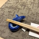 鰻家 - 箸置きも可愛いウナギさんです。