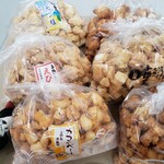 七越製菓 - カマンベール味とえび塩味は実家で取り合いになりそうです。