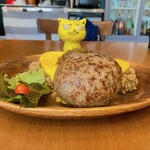 衝撃のオムライス カフェ松茶 - 衝撃のオムライス　ドライカレー　ハンバーグ付き　1,350円(税込)　※横からも