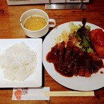 ニコ フラワーガーデン - 令和5年8月
            ランチタイム(11:30〜14:30)
            ビフカツランチ 990円
            ビフカツデミグラスソース、クリームコロッケ、サラダ、ライス、スープ