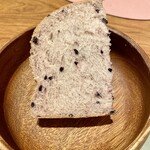 mieux restaurant - 黒米　パンができたてで美味しい。