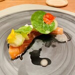mieux restaurant - 富士の介このほろ苦いナスタチウムがいいアクセント。その下はワサビのソースがある。辛いものが苦手な子供にも食べられる味付けにしてくれました。