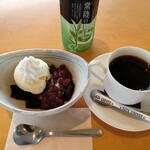 吉田正音楽記念館 展望カフェ - コーヒーぜんざいはバニラアイス(ホイップクリーム乗せ)にコーヒーゼリーとあずきを添えて。ブレンドコーヒーはサザコーヒー豆を使用。