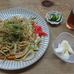 かおるちゃん - 料理写真:ホルモン焼うどん・漬物・フルーツ