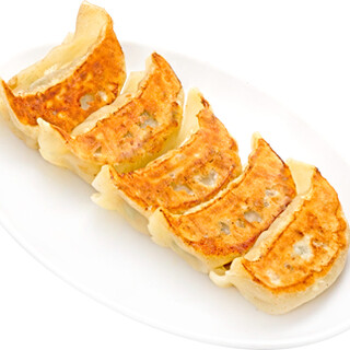 手作り焼き餃子が大人気！エビマヨなど日本人好みの中華が勢揃い