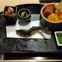 梶川 - 郡上鮎 蓼酢、鱧 梅肉、シャコ酢味噌、タコ、トウモロコシ、海老、さつま芋、枝豆、ホウズキ