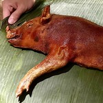 一平飯店 - あっと驚く仔豚の炭火焼き。北京ダックのように使うのは皮だけ╰(*´︶`*)╯♡