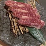 近江うし焼肉 にくTATSU - ハラミも厚切り。和牛極上ハラミ。2人で口に入れた途端「美味しい」ハラミの濃厚な味が口一杯にひろがるが、肉臭さは一切ない。