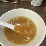 支那ソバ かづ屋 - お口直しにと温かいスープが一緒に提供されました。