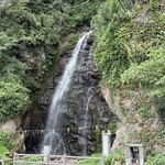 樽海 - 目の前には滝があって涼しい