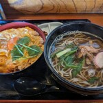 Kashiwaya - 月見親子丼＋かしわそば（1600円）しっかり味の効いたあっさり出汁に濃厚卵が旨い✨かしわ煮もひねが使われてて歯ごたえ抜群