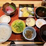 三重人 - 天ぷらは冷えてるし、茶碗蒸しも冷めてる。暖かいのは、ご飯と味噌汁だけ。弁当？海苔弁をバラバラ皿に盛っただけなようなラインナップ。