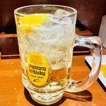 にほん晴れ - メガ角ハイボール700円を2杯飲んで〆ウイスキーはしっかり濃いめでレモン2切れ入ってるのが嬉しい。ラストオーダー5分前にレディお一人様が入店しその後に外国人グループも入店。