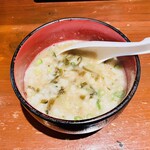 Nihombare - おにぎりはデカく中に辛子高菜が入ってる。結局全部崩して豚骨ラー茶に。ご飯の甘さの後に高菜のピリ辛が来る絶妙なバランスでハイボールも進む。糖質制限してから久々のラー茶は旨かった。