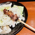 Nihombare - 鳥丸ハツ190円、開いてないハツはレアで旨い。そして柚子胡椒が合う〜。キャベツにあっさり酢ダレもイイ。柚子胡椒はホンマは苦手やけど博多に来たら味覚が変わるんかな⁇